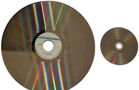 Слева -Laserdisc, справа - стандартный CD Слева -Laserdisc, справа - стандартный CD