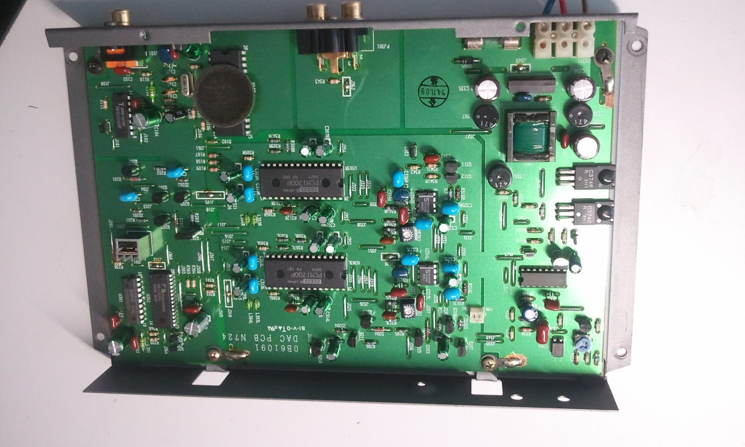 Плата ЦАП a/d/s/ DA20e в сборе: два DIP-корпуса, электролиты и разъёмы RCA