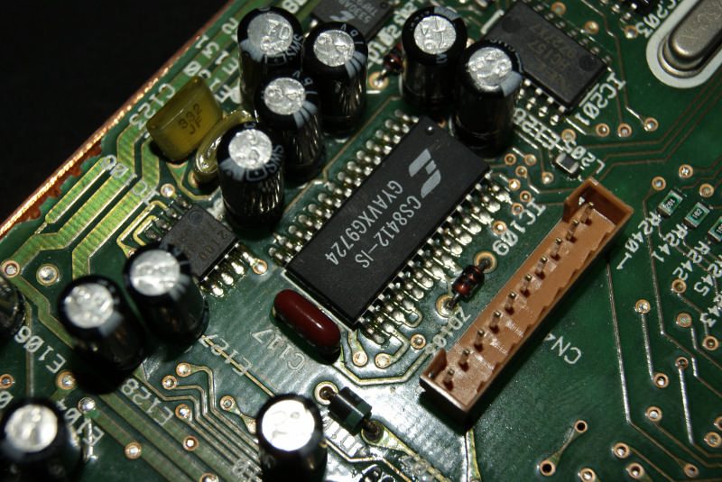 Цифровой приёмник Cirrus Logic CS8412-IS на плате Alpine PXA-H600 рядом с электролитами и разъёмом