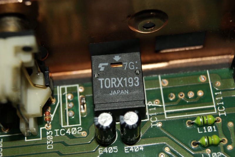 Оптический приёмник Toshiba TORX193 и узел питания с регулятором IC402 на плате PXA-H600