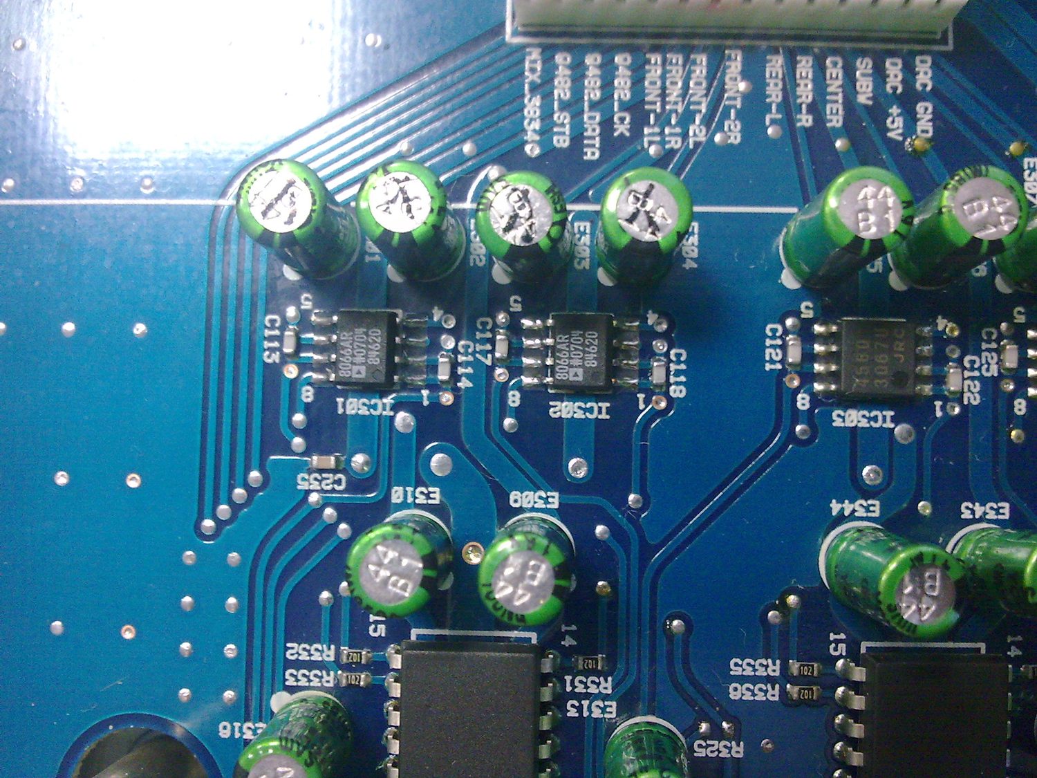 Трафарет каналов на плате Alpine PXA-H701: FRONT-1, FRONT-2, REAR, CENTER, SUB W