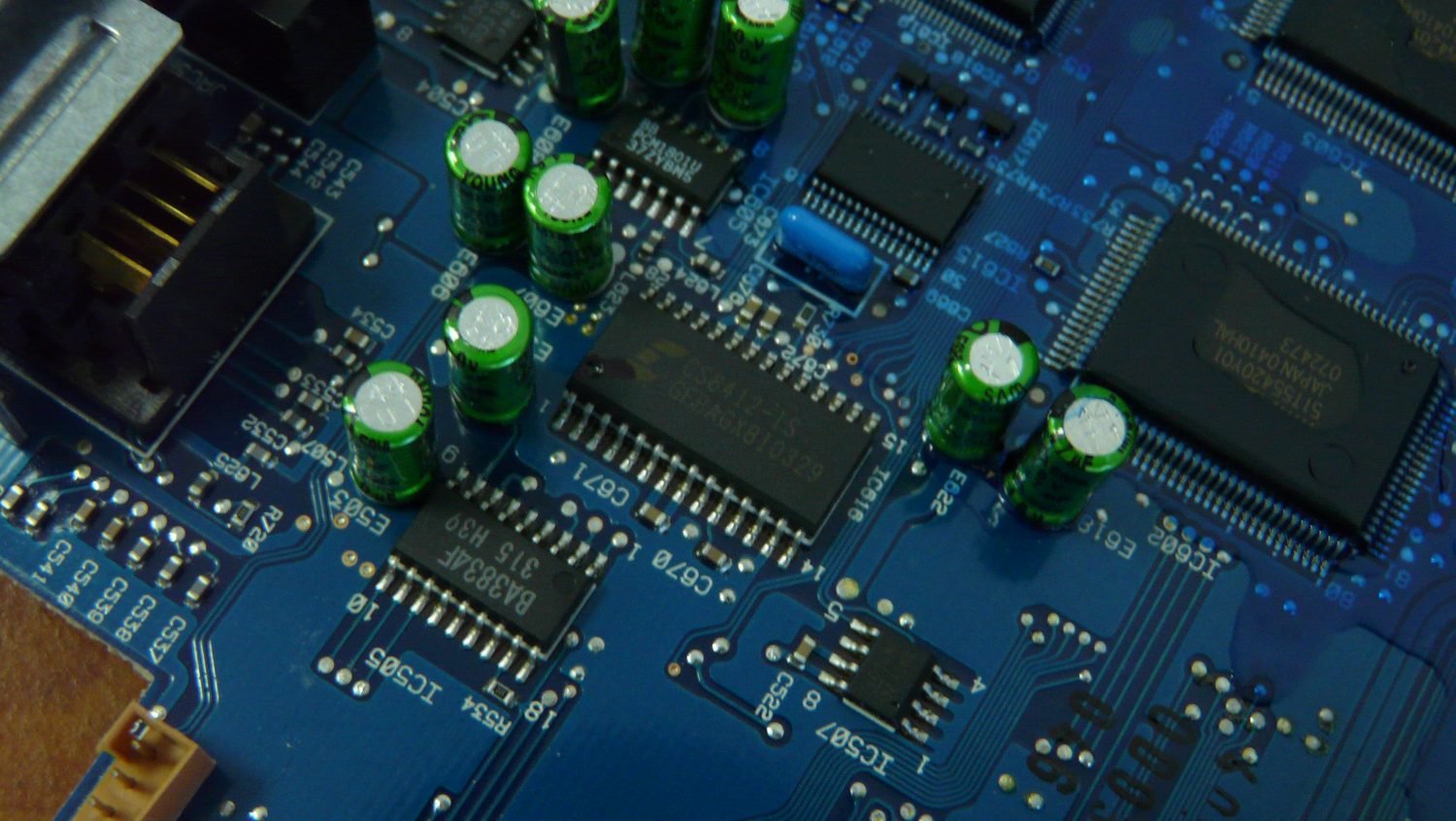 Плотная компоновка платы Alpine PXA-H701: электролиты, SMD-компоненты и крупная микросхема