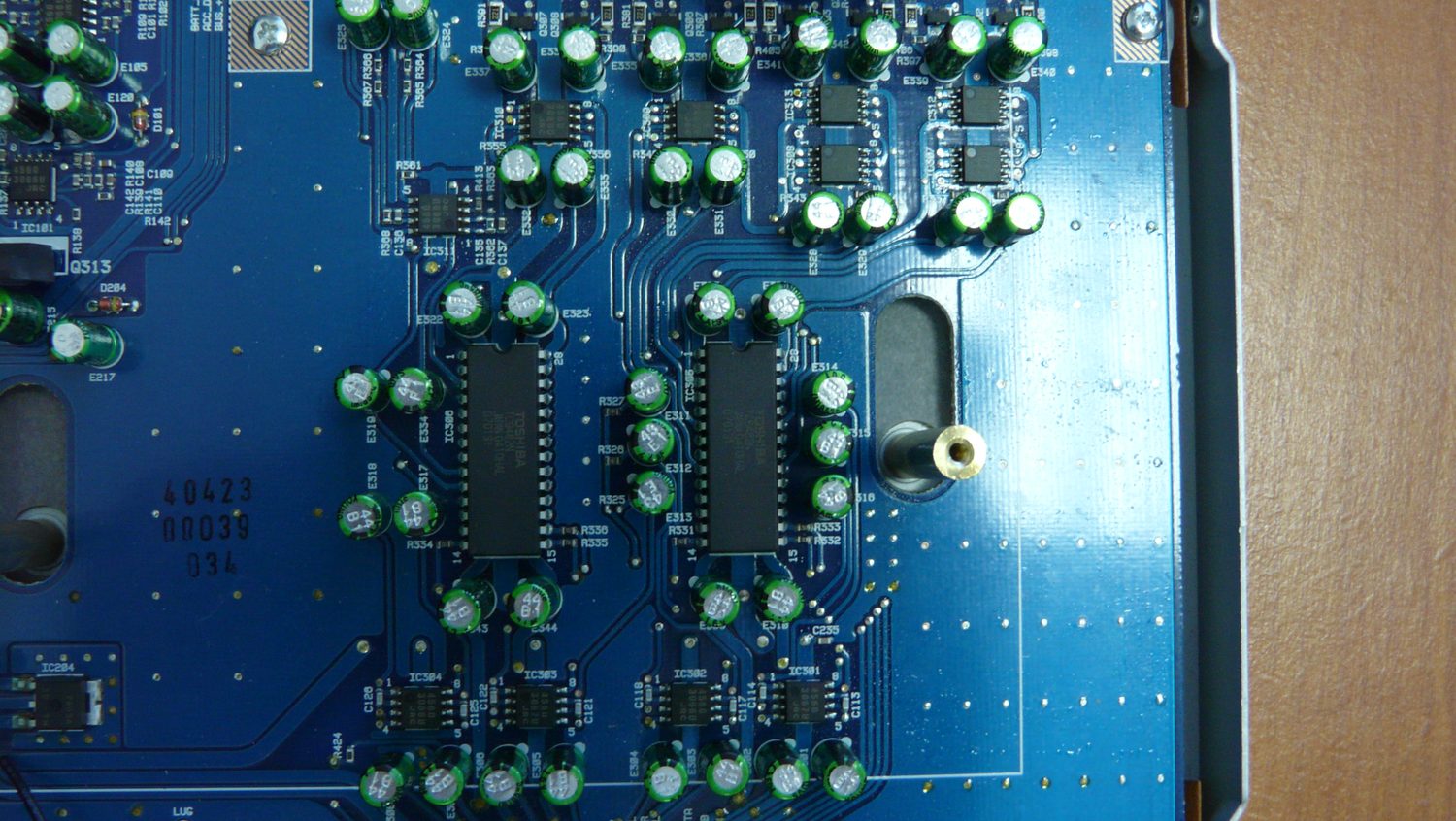 Электролиты и SMD-обвязка вокруг цифровых цепей платы Alpine PXA-H701