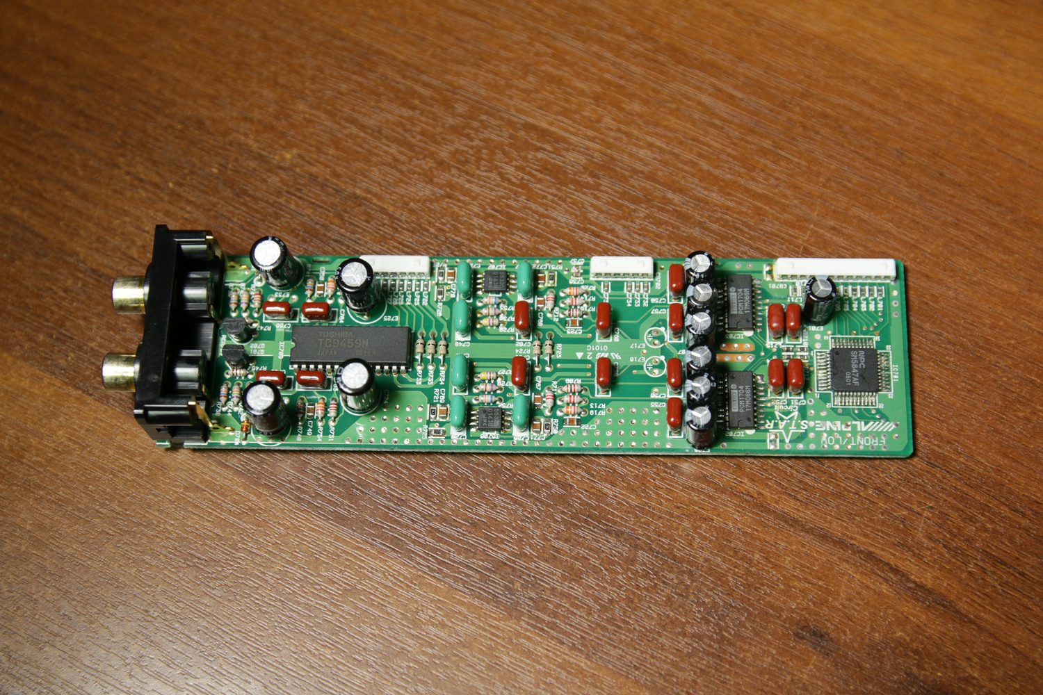 Плата аналогового модуля Alpine PXA-H900 с позолоченными RCA-разъёмами и операционными усилителями