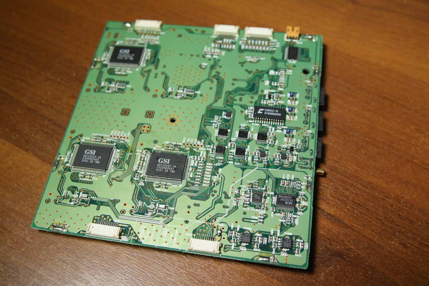 Плата DSP Alpine PXA-H900 с маркировкой Cirrus Logic CS4382 и микросхемами памяти GSI