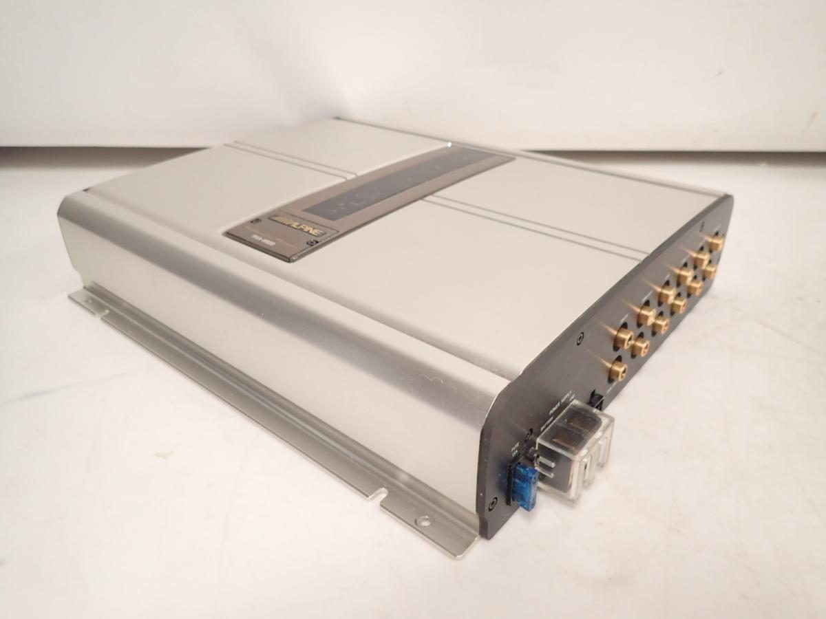 Задняя панель Alpine PXA-H900: ряд позолоченных RCA-выходов, клемма питания и разъём