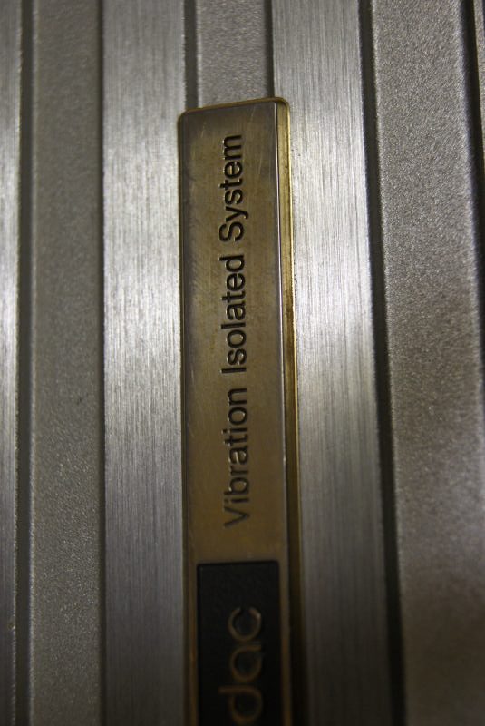 Вертикальная гравировка Vibration Isolated System на корпусе Nakamichi 100dac