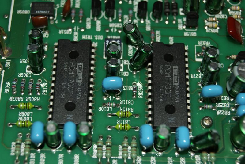 Два ЦАП Burr-Brown PCM1700P в DIP-корпусах на плате Nakamichi 100dac