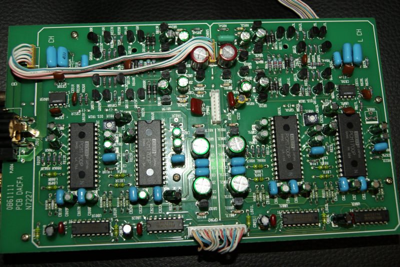 Общий вид платы Nakamichi 100dac с четырьмя ЦАП Burr-Brown PCM1700P и электролитами