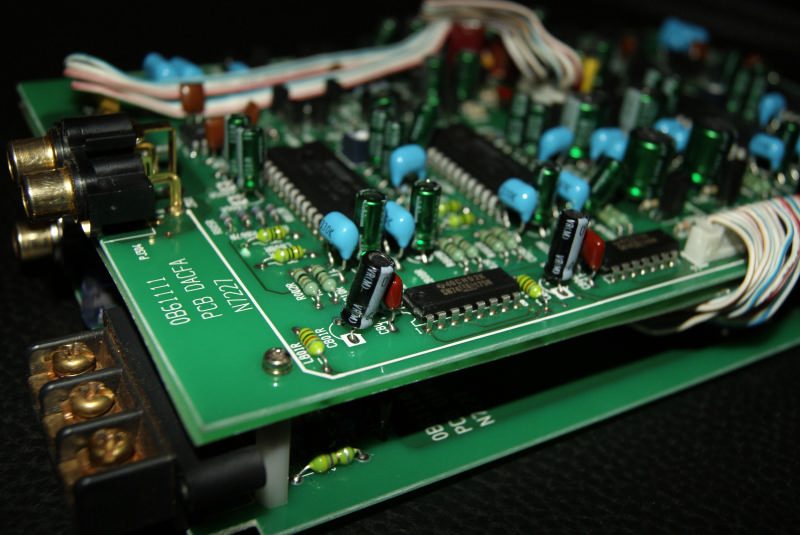 Позолоченные RCA-выходы, клемма питания и маркировка платы DB61111 у Nakamichi 100dac