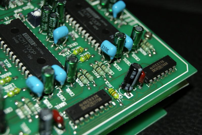 Крупный план ЦАП Burr-Brown PCM1700P и электролитов на плате Nakamichi 100dac