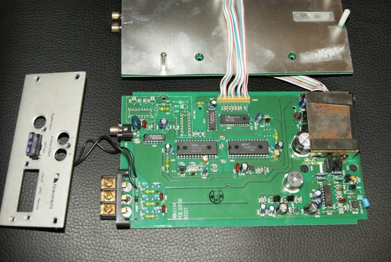 Разобранный Nakamichi 100dac: верхняя крышка, лицевая панель, основная плата и клемма питания