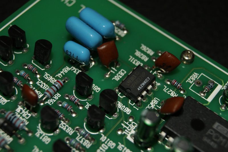 Аналоговая часть платы Nakamichi 100dac с конденсаторами и усилительным каскадом