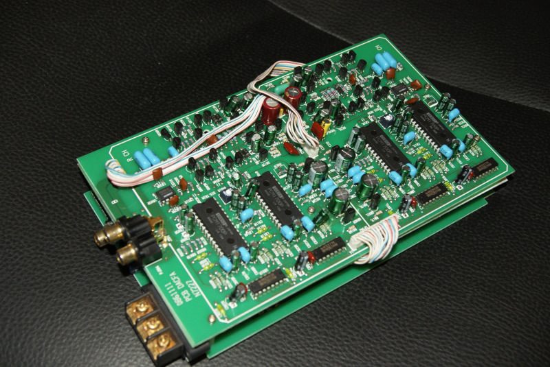 Плата Nakamichi 100dac с другого ракурса: RCA-выходы, клемма питания и шлейфы