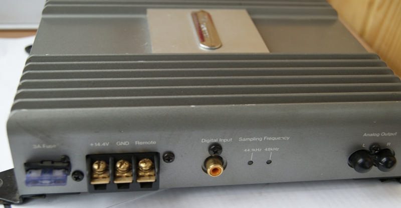 Задняя панель Nakamichi DAC-101: предохранитель, клеммы +14.4V GND Remote, коаксиальный вход SPDIF, индикаторы 44.1/48 кГц и аналоговые выходы RCA L и R