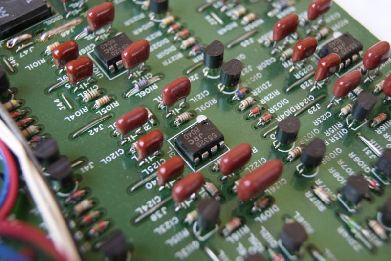 Аналоговая часть Nakamichi DAC-101: операционный усилитель JRC 5532D, плёночные конденсаторы и подстроечные резисторы