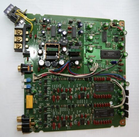 Основная плата Nakamichi DAC-101 сверху: два DIP-чипа ЦАП, кварцевый резонатор и позолоченные RCA