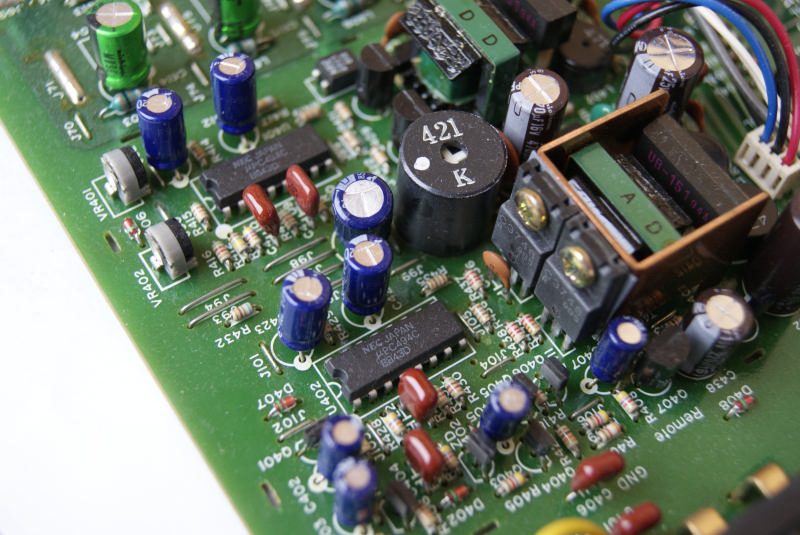 Плата Nakamichi DAC-101 с микросхемой NEC C4046BC, синими конденсаторами и экранированным элементом