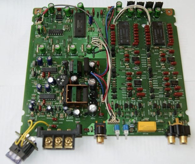 Общий вид платы Nakamichi DAC-101 с двумя микросхемами ЦАП и позолоченными разъёмами