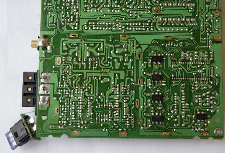 Монтажная сторона платы Nakamichi DAC-101 с большим разъёмом и паяными выводами