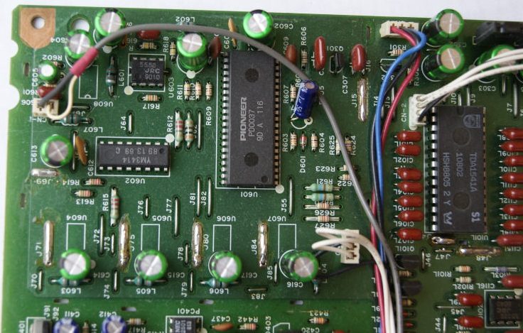 Плата Nakamichi DAC-101 крупным планом: чип TDA1541A S1, Pioneer PD0037 и электролиты