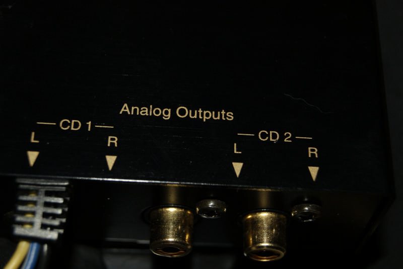 Задняя панель Nakamichi DAC-41 с позолоченными RCA-разъёмами и надписью Analog Outputs CD 1 и CD 2