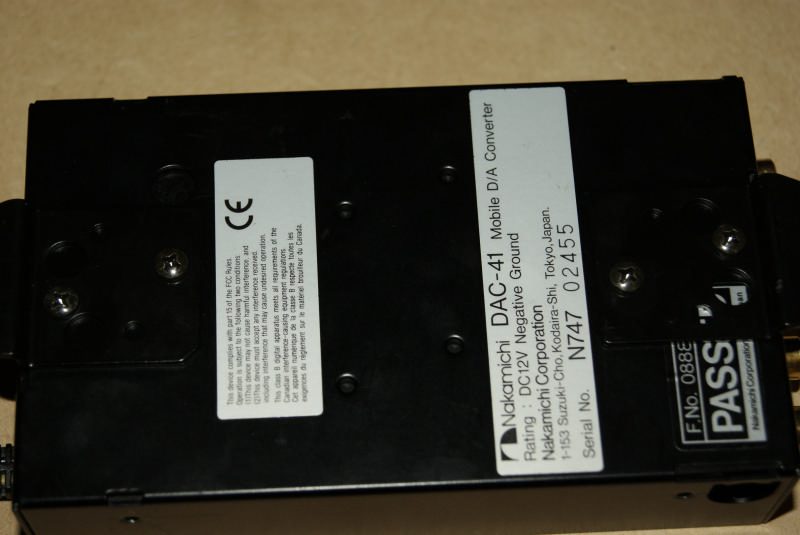 Нижняя крышка Nakamichi DAC-41 с шильдиком Rating DC 12V Negative Ground, CE и серийным номером