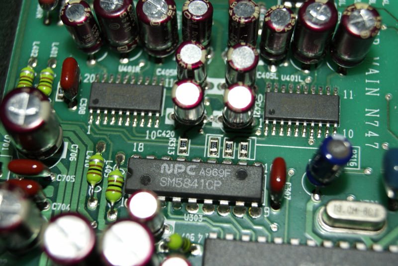 Плата Nakamichi DAC-41: микросхема цифрового фильтра NPC SM5841CP в окружении электролитов
