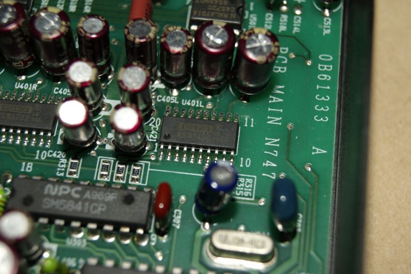 Крупный план фильтра NPC SM5841CP и электролитов на плате Nakamichi DAC-41