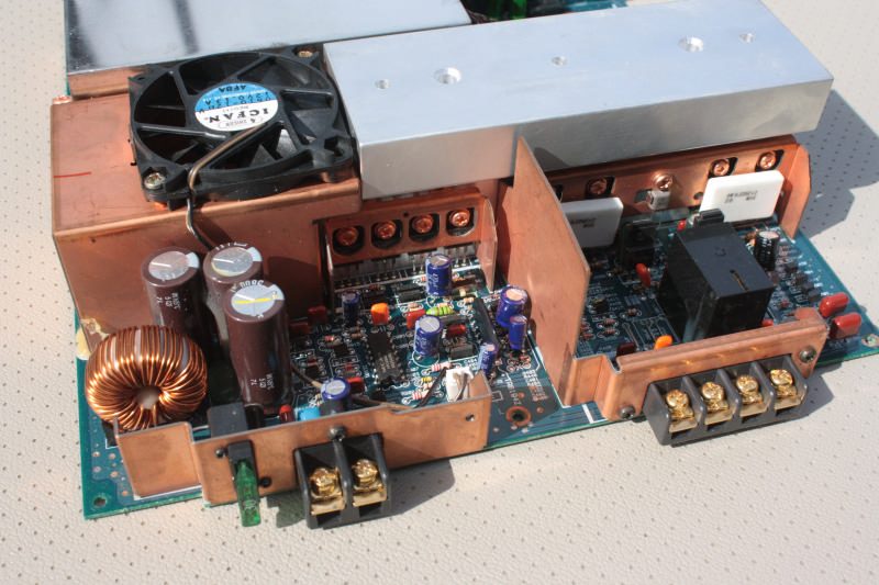 Внутренности Pioneer RS-A2: медное шасси, трансформатор и радиатор