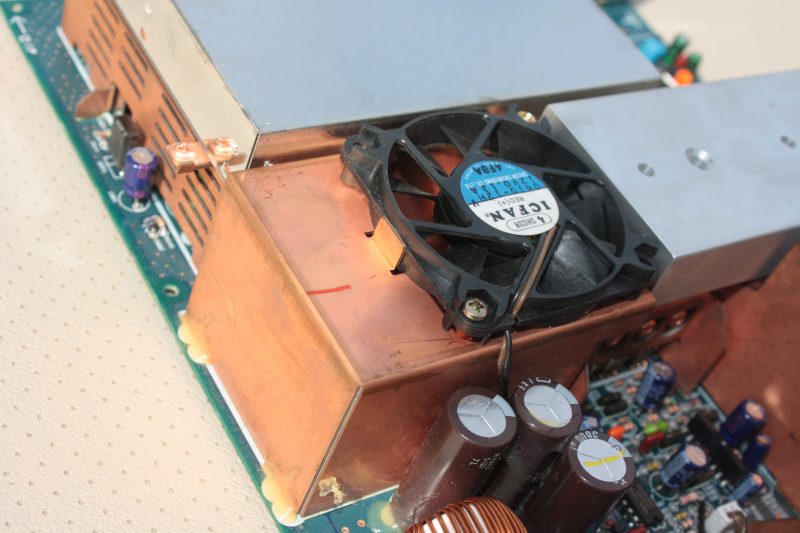 Pioneer RS-A2: вентилятор и радиаторы над силовым трансформатором