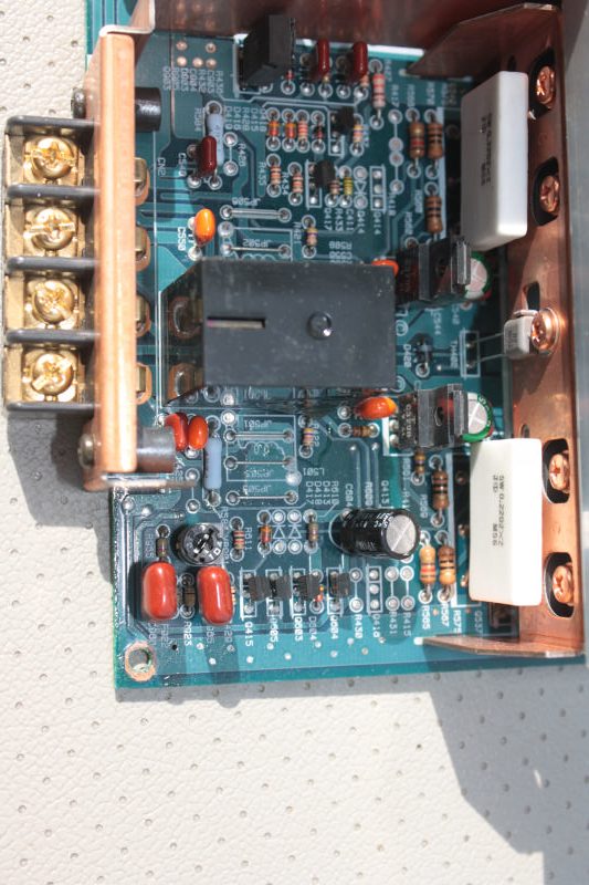 Плата Pioneer RS-A2 с синими и чёрными разъёмами подключения