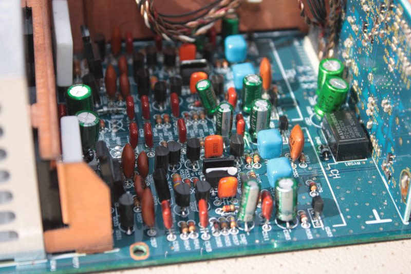 Плата Pioneer RS-A2 с зелёным конденсатором, катушками и микросхемами