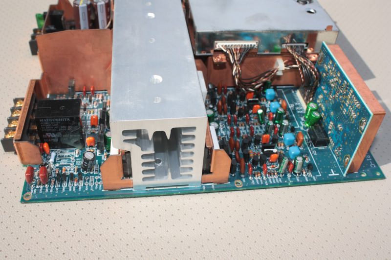 Медное основание и радиатор Pioneer RS-A2 с двумя круглыми следами от транзисторов