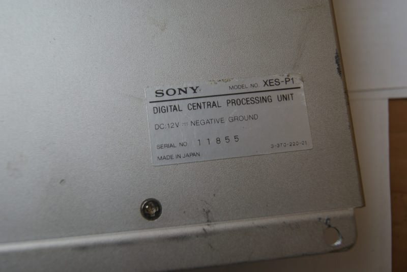Шильдик Sony XES-P1: DIGITAL CENTRAL PROCESSING UNIT, DC 12V negative ground, Made in Japan