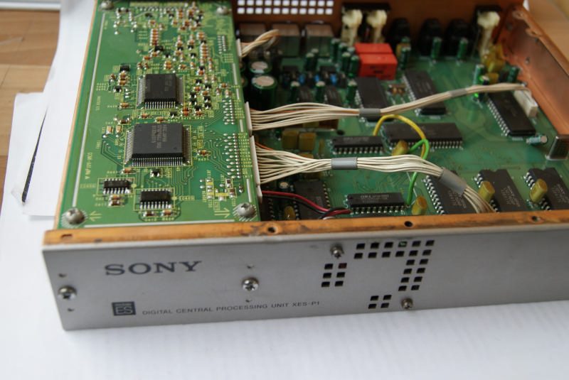 Корпус Sony XES-P1 с логотипом ES и надписью DIGITAL CENTRAL PROCESSING UNIT XES-P1