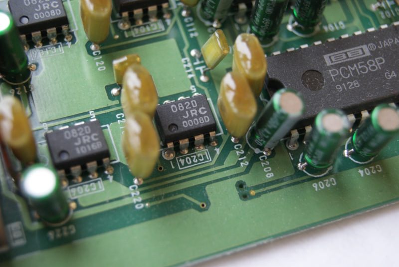 Крупный план: четыре ЦАП PCM58P и операционные усилители JRC 0820D на плате XES-P1