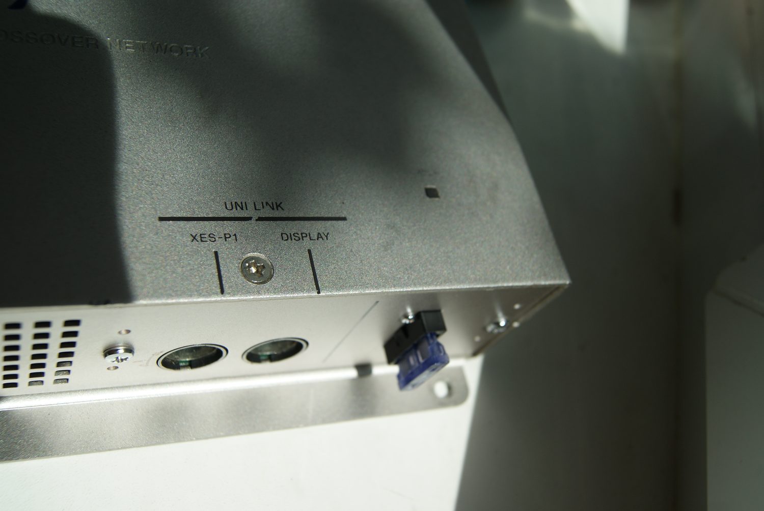Разъёмы UNI LINK XES-P1 и DISPLAY на задней панели Sony XES-X1