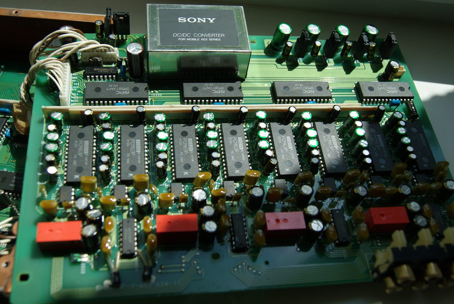 Основная плата Sony XES-X1 с экранированным модулем SONY и рядом ЦАП