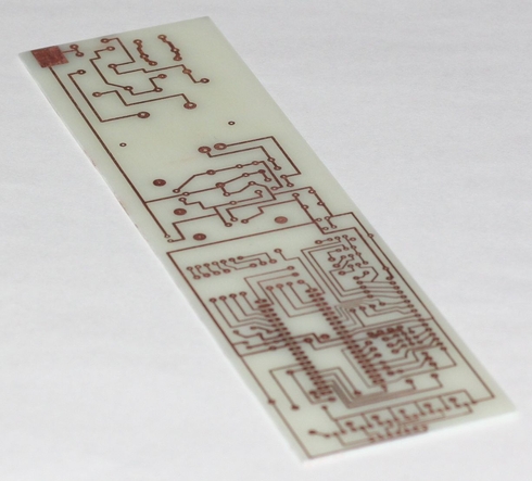 Фотография печатной платы контроллера на ATmega328 с установленным микроконтроллером в корпусе DIP-28, драйвером ULN2003, разъемами для подключения платы реле, энкодера и ИК-приемника